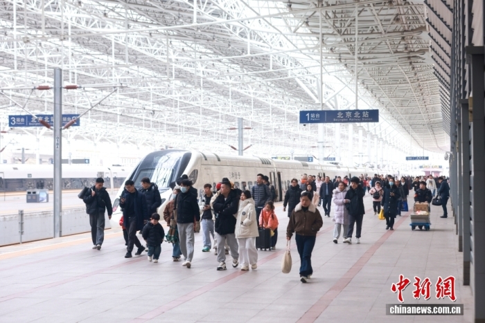 3月13日，搭客正在北京北站出止。当日，2026年华夏铁道秋运将正式停止。中新社记者 贾天怯 摄